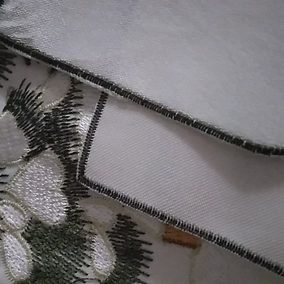 AMAZING EMBROIDERED Square Linen Tablecloth- 33.5 inches x 33.5 inches. - Picture 8 of 17